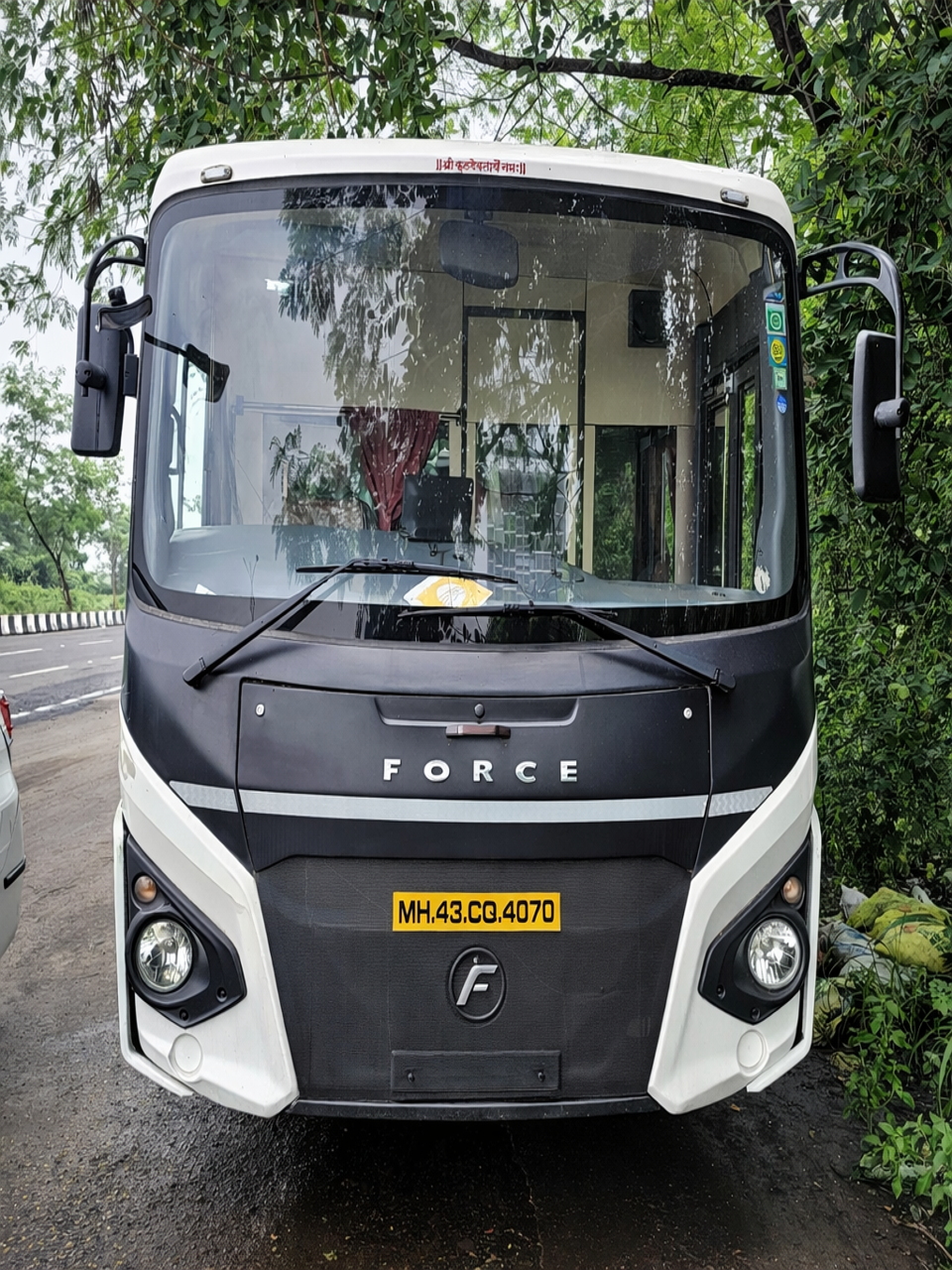 Luxury Coach (33 Seater Push-Back � 3 -Point Seat Belt | A/C & Non-A/C)